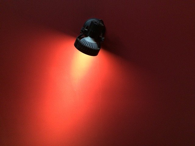 lampa na zdi